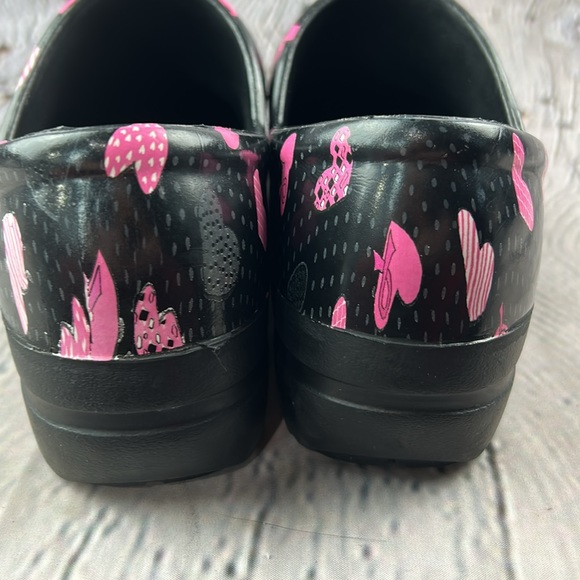 ANYWEAR Black & Pink Hearts Breast Cancer Awareness Slip On Professional Clogs - Picture 12 of 17